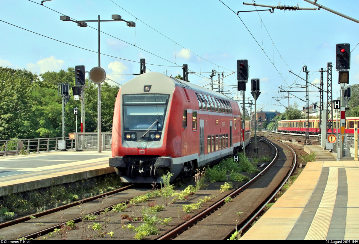 DBpbzfa mit Schublok 143 306-9 von DB Regio Nordost als RB 18617 (RB14) von Nauen nach Berlin-Schönefeld Flughafen erreicht Berlin Hbf auf Gleis 12.
[1.8.2019 | 11:19 Uhr]