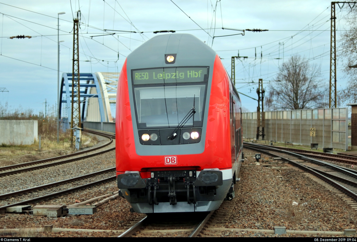 DBpbzfa mit Schublok 146 013-8 von DB Regio Südost, mit Werbung für die Felsenbühne Rathen, als RE 16508 (RE50)  Saxonia-Express  von Dresden Hbf nach Leipzig Hbf erreicht den Bahnhof Riesa auf Gleis 3.
Aufgenommen am Ende des Bahnsteigs 2/3.
[8.12.2019 | 9:04 Uhr]