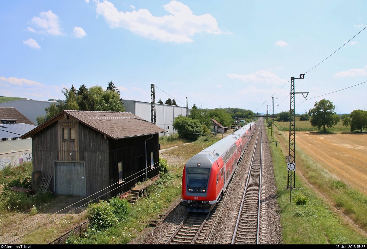 DBpbzfa mit Schublok 146 213-4 von DB Regio Baden-Württemberg als RE 17024 von Basel Bad Bf (CH) nach Offenburg erreicht den Haltepunkt Auggen auf der Bahnstrecke Mannheim–Basel (Rheintalbahn | KBS 703).
Aufgenommen im Gegenlicht von einer Fußgängerbrücke.
[13.7.2018 | 15:25 Uhr]