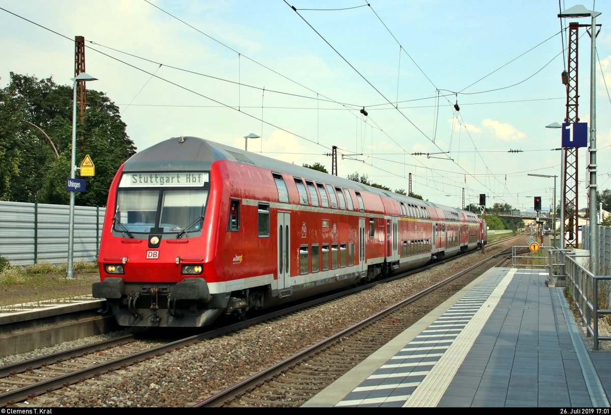 DBpbzfa mit Schublok 146 223-3 von DB Regio Baden-Württemberg als RB 19254 von Ulm Hbf nach Stuttgart Hbf erreicht den Bahnhof Uhingen auf der Bahnstrecke Stuttgart–Ulm (Filstalbahn | KBS 750) und brachte einige Fans des VfB Stuttgart zu einem Heimspiel.
(Neubearbeitung)
[26.7.2019 | 17:01 Uhr]
