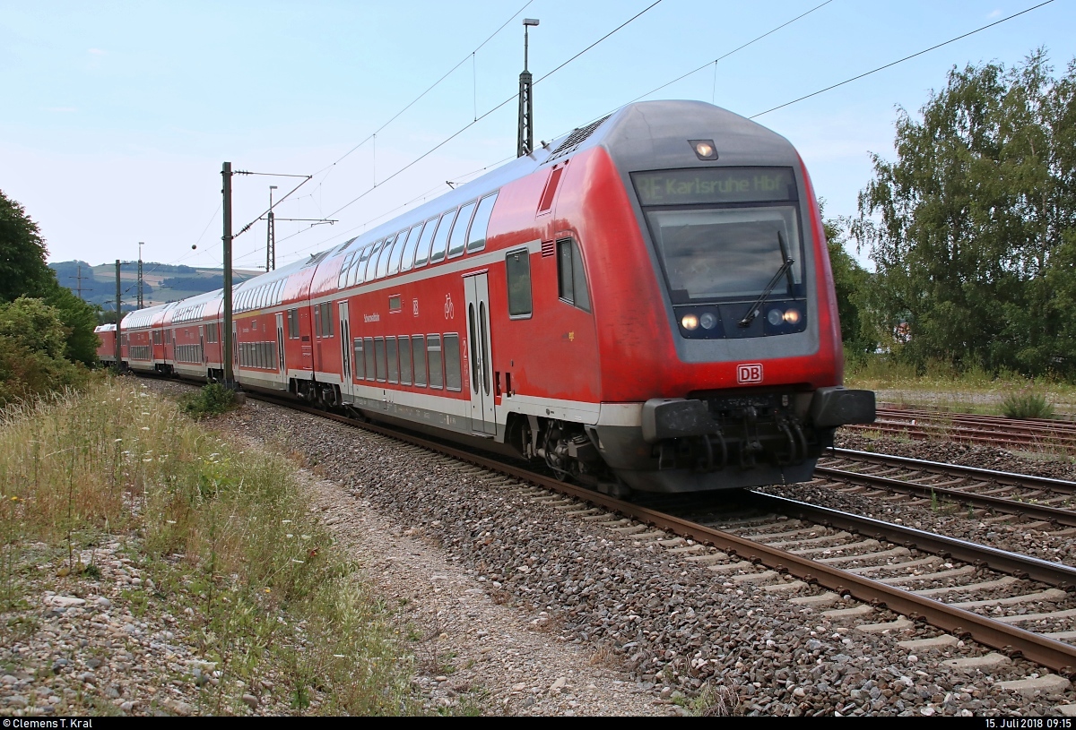 DBpbzfa mit Schublok 146 234-0 von DB Regio Baden-Württemberg als RE 4712 von Konstanz nach Karlsruhe Hbf durchfährt den Bahnhof Welschingen-Neuhausen auf der Bahnstrecke Offenburg–Singen (Schwarzwaldbahn (Baden) | KBS 720).
[15.7.2018 | 9:15 Uhr]
