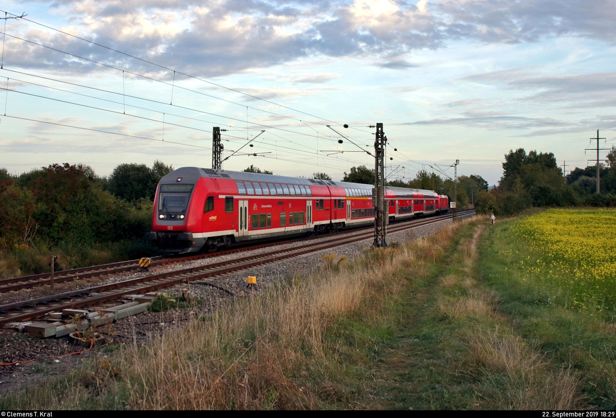 DBpbzfa mit Schublok 146 235-7 von DB Regio Baden-Württemberg als verspäteter RE 4736 von Konstanz nach Karlsruhe Hbf fährt in Engen-Welschingen auf der Bahnstrecke Offenburg–Singen (Schwarzwaldbahn (Baden) | KBS 720).
[22.9.2019 | 18:29 Uhr]