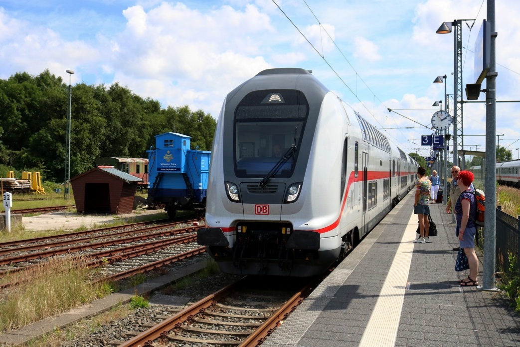 DBpbzfa mit Schublok 146 573-1 DB als verspäteter IC 2432  Ostfriesland  (Linie 56) von Cottbus bzw. RE 52432 von Bremen Hbf nach Norddeich Mole fährt in den Bahnhof Norden auf Gleis 3 ein. [26.7.2017 - 14:12 Uhr]