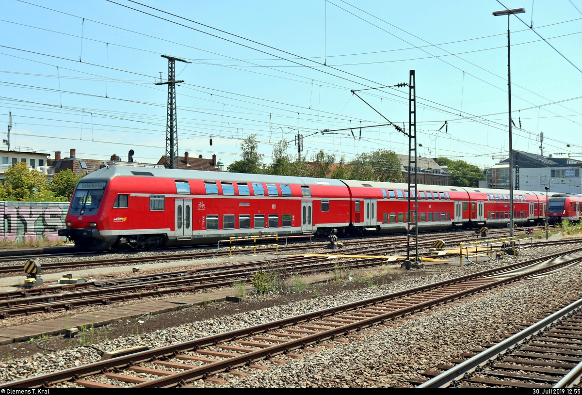 DBpbzfa mit Schublok 147 0?? von DB Regio Baden-Württemberg als RB 19122 von Stuttgart Hbf nach Osterburken verlässt den Bahnhof Ludwigsburg auf Gleis 1.
Aufgenommen von Bahnsteig 4/5.
(Neubearbeitung)
[30.7.2019 | 12:55 Uhr]