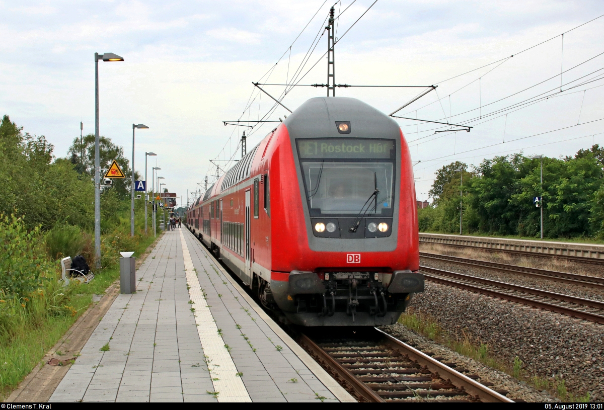 DBpbzfa mit Schublok 182 004-2 (Siemens ES64U2) von DB Regio Nordost als RE 4311  Hanse-Express  (RE1) von Hamburg Hbf nach Rostock Hbf verlässt den Bahnhof Büchen auf Gleis 1.
(Neubearbeitung)
[5.8.2019 | 13:01 Uhr]