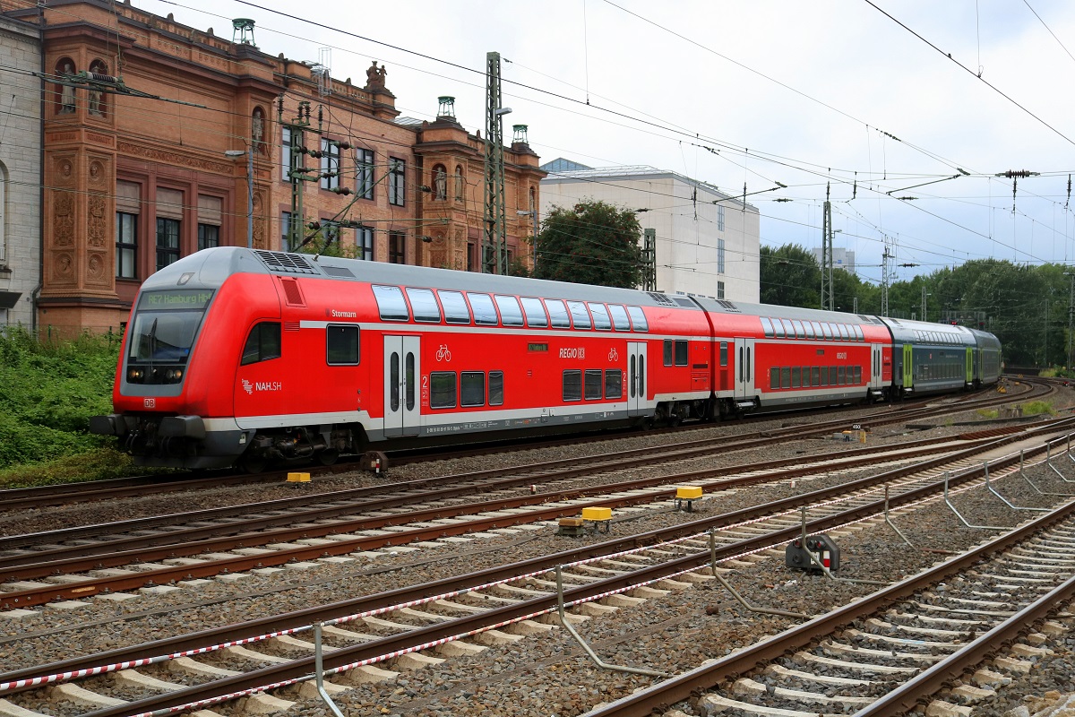 DBpbzfa  Stormarn  mit Schublok 112 143 als RE 21071 (RE7) von Flensburg erreicht seinen Endbahnhof Hamburg Hbf. [29.7.2017 - 14:14 Uhr]