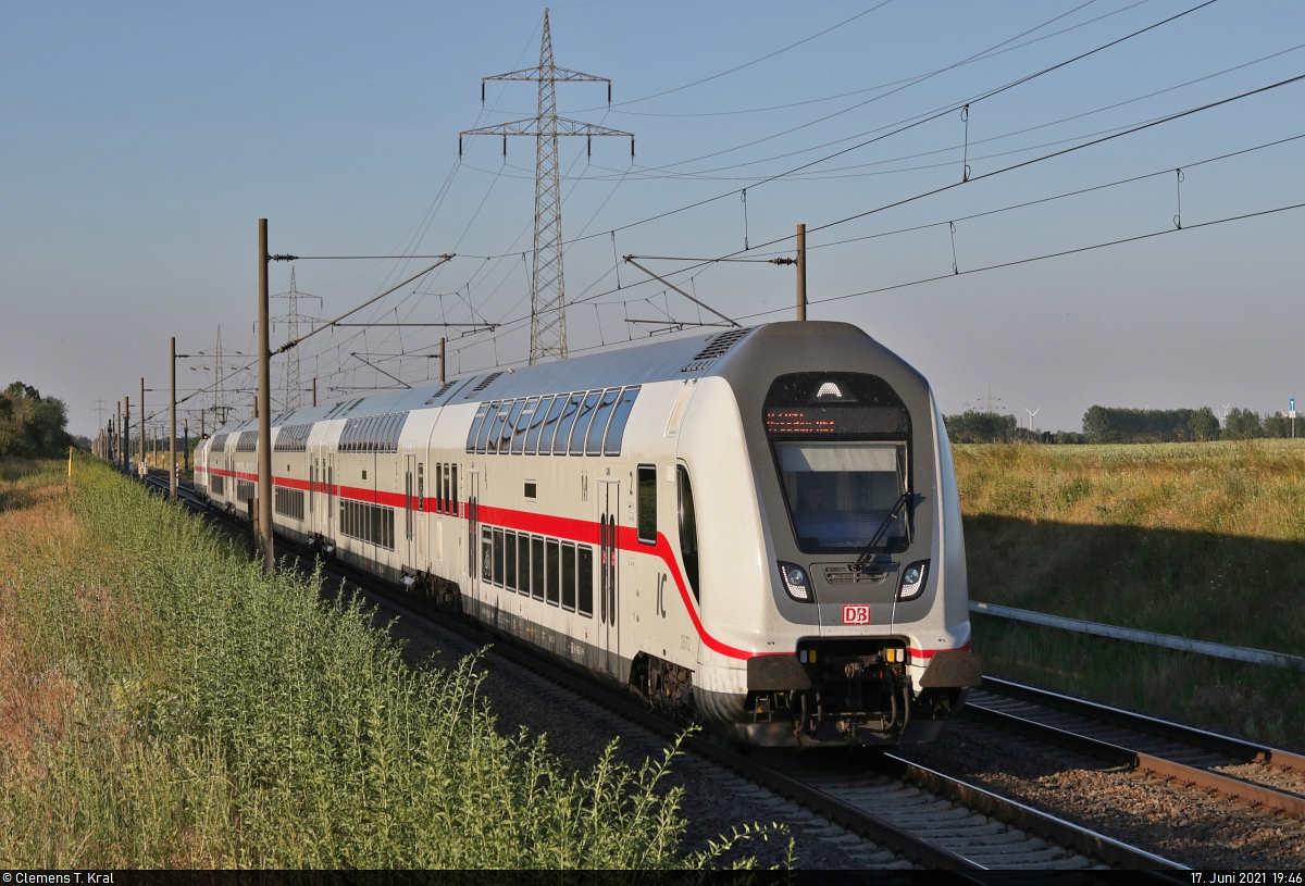 DBpbzfa <sup>668.2</sup> (50 80 86-81 872-3 D-DB) mit Schublok 146 557-4 unterwegs bei Braschwitz.

🧰 DB Fernverkehr
🚝 IC 2433 (Linie 56) Emden Hbf–Leipzig Hbf
🚩 Bahnstrecke Magdeburg–Leipzig (KBS 340)
🕓 17.6.2021 | 19:46 Uhr
