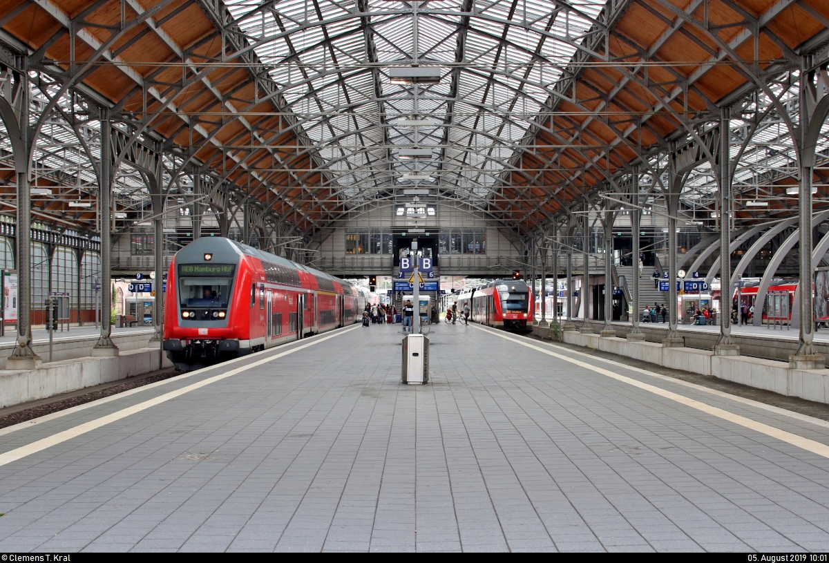 DBpbzfa  Travemünde  mit Schublok 112 156-5 von DB Regio Schleswig-Holstein (DB Regio Nord) als RE 21413 (RE8) nach Hamburg Hbf trifft auf 648 338-1 (Alstom Coradia LINT 41) desselben EVU als RE 21813 (RE83) nach Lüneburg im Startbahnhof Lübeck Hbf auf Bahnsteig 6/7.
[5.8.2019 | 10:01 Uhr]