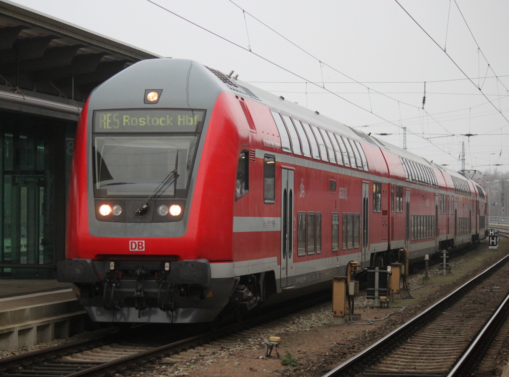 DBpzfa 766.1 mit Spitznamen Cranach der jngere stand als RE 5 von Rostock Hbf nach Lutherstadt Wittenberg am Gleis 8 bereit.06.12.2014 