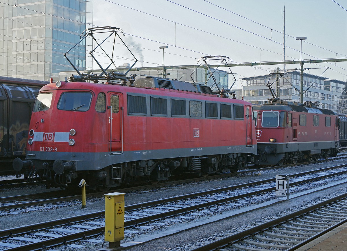 DB/SBB: Am 17. Dezember 2013 standen gleich zwei ehemalige  DB-Veteranen - Bügelfalten-110  im IC-Dienst zwischen Stuttgart und Singen-Hohentwiel. Die DB BR 113 309-9 und die SBB Re 420 11172 warten in Singen-Hohentwiel gemeinsam auf die Uebernahme der IC nach Zürich-HB bzw. Stuttgart.
Foto: Walter Ruetsch  