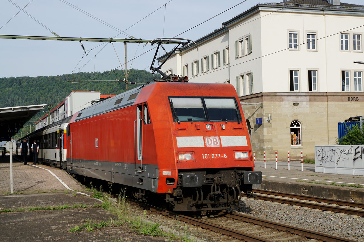 DB/SBB: Am 30. August 2017 hiess es für die Reisenden des IC Zürich - Stuttgart in Horb am Neckar Endbahnhof. Zwischen Horb und Stuttgart wurden Bahnersatzbusse eingesetzt und der Bahnverkehr wurde auf den Gleisen 1 und 2 abgewickelt.
Die DB 101 077-6 mit den SBB Wagen kurz nach der Ankunft.