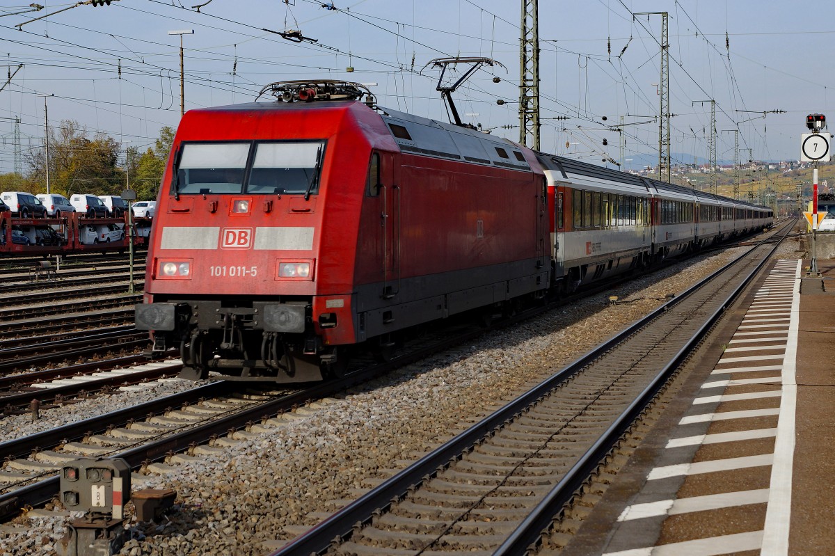 DB/SBB: Die deutsche Lok 101 011-5 mit Personenwagen der SBB am Hacken anlässlich der Bahnhofsdurchfahrt Weil am Rhein am 31. Oktober 2015. Da es sich um einen Zug handelt, der pro Tag nicht mehrmals verkehrt, konnte er leider nur mit dem Sonnenstand  Geleiseachse  verewigt werden an diesem Foto-Standort.
Foto: Walter Ruetsch