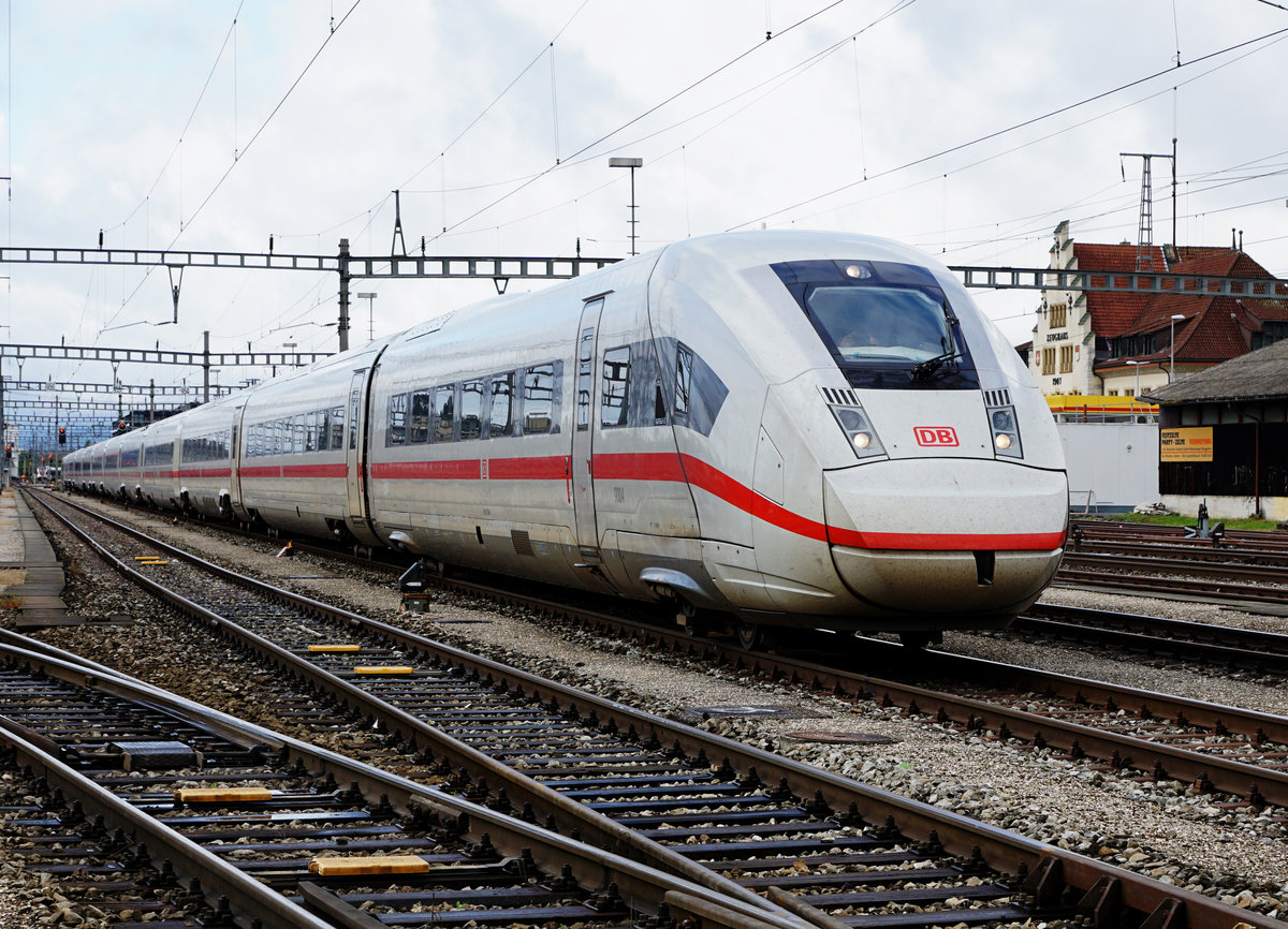 DB/SBB: Ein sehr seltener Gast in Solothurn-HB war ein IC 4, den ich am 12. September 2017 auf der Fahrt zur Kaffeepause per Zufall gesichtet habe. Trotz leichtem Regen bei starker Bewölkung konnte auf das einmalige Motiv nicht verzichtet werden. Willkommene Abwechslung in das Bild brachte die Vorbeifahrt der BLS Re 465 017  Pink Panther  im Dienste von Rail Care.
Anmerkung zur Aufnahme: Bildausschnitt Fotoshop. Standort auf der grünen Wiese, zugänglich ab öffentlicher Quartierstrasse.
Foto: Walter Ruetsch    