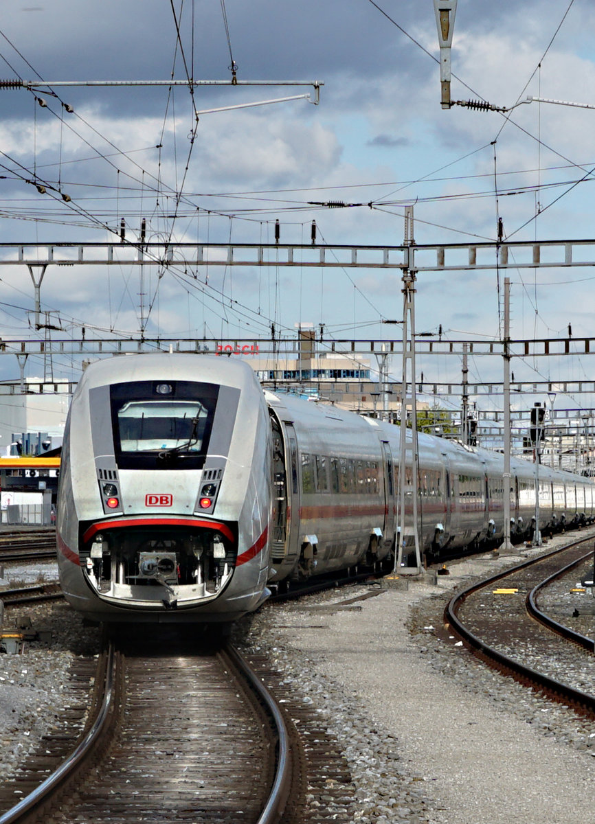 DB/SBB: IC 4 in der Abstellanlage des Güterbahnhofes Solothurn am 12. September 2017.
Anmerkung zu dieser Aufnahme: Sehr starke Ausschnittvergrösserung mit Fotoshop. Fotostandort Perronende 3.
Foto: Walter Ruetsch