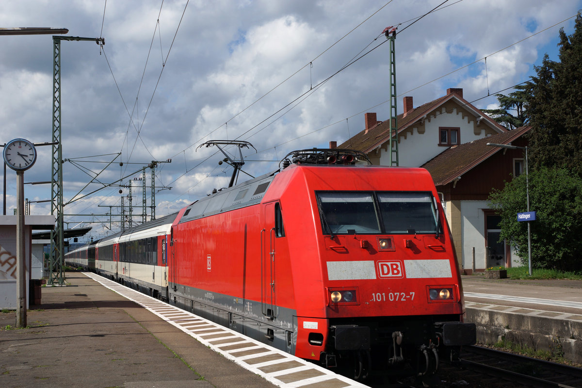 DB/SBB: IC Hamburg-Basel SBB mit der DB 101 072-7 und Wagen der SBB bei der Bahnhofsdurchfahrt Haltingen am 14. April 2016.
Foto: Walter Ruetsch