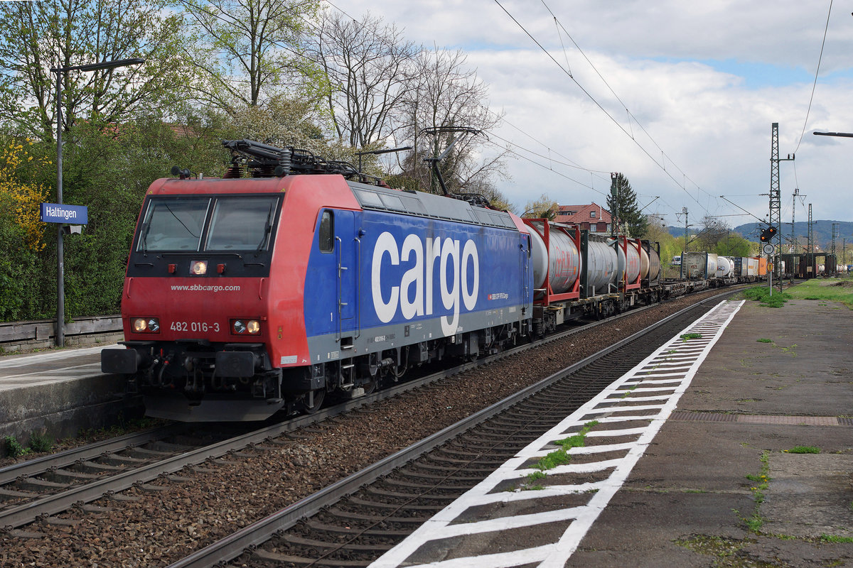 DB/SBB: Nordwärts fahrender Güterzug mit der SBB CARGO Re 482 016-3 bei Haltingen am 14. April 2016.
Foto: Walter Ruetsch