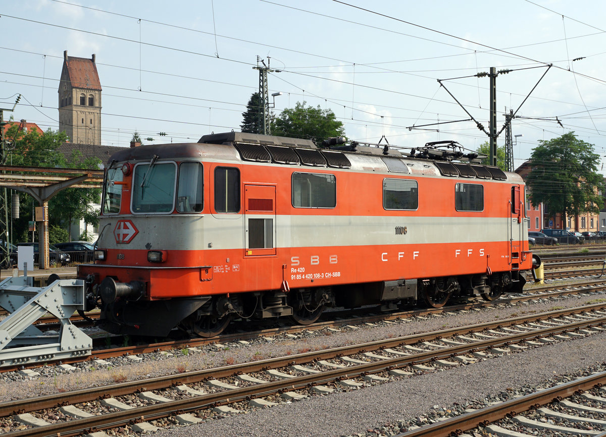 DB/SBB: Seltene Portraitaufnahme der Swiss Express Re 4/4II 420 108-3 in Singen (Hohentwiel) am 21. Juni 2016.
Foto: Walter Ruetsch 