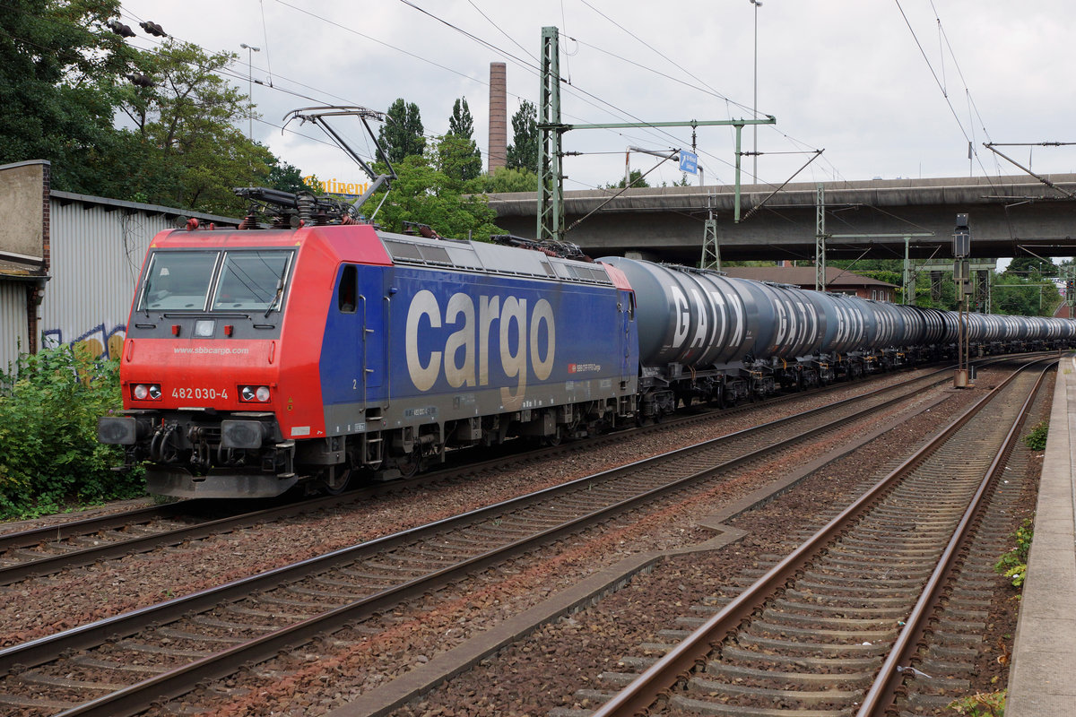 DB/SBB: Zwei Ansichten eines langen Kesselwagenzuges mit der Re 482 030-4 von SBB CARGO INTERNATIONAL, anlässlich der Bahnhofsdurchfahrt Hamburg-Harburg am 9. August 2016.
Foto: Walter Ruetsch