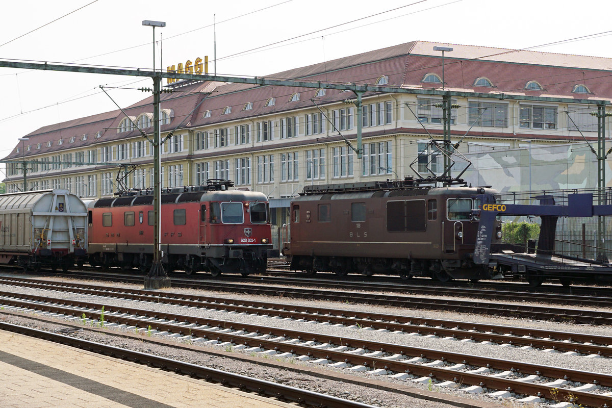 DB/SBB/BLS:  Schnappschuss  trotz Gegenlicht mit SBB Re 620 052-1 Kerzers und der BLS Re 425 188 in Singen (Hohentwiel) am 21. Juni 2016.
Foto: Walter Ruetsch 