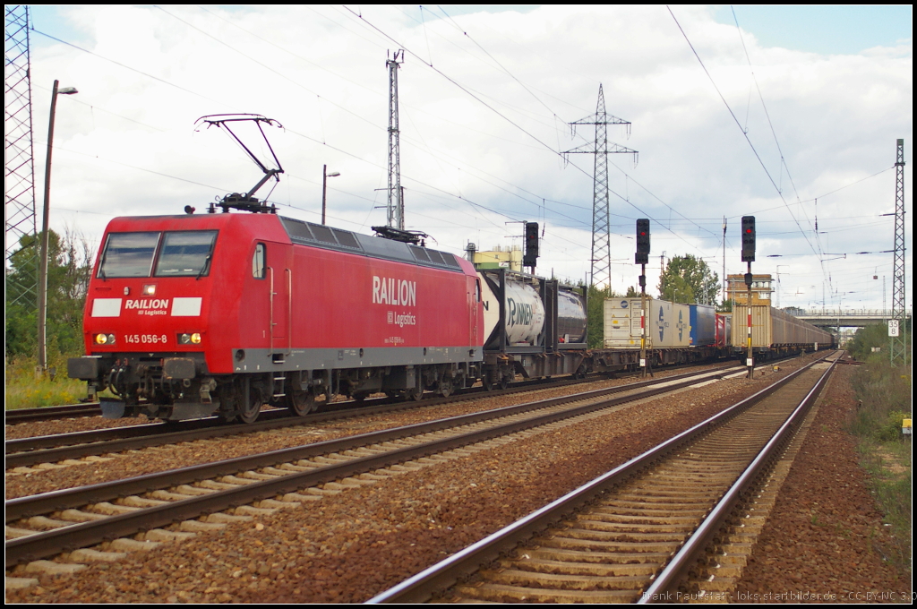 DBSR 145 056 am 29.09.2013 mit einem Container-Zug in Berlin Schnefeld Flughafen