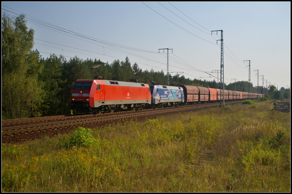 DBSR 152 011-3 und 152 134  AlbatrosExpress  mit einem Erzzug am 17.09.2014 durch die Berliner Wuhlheide