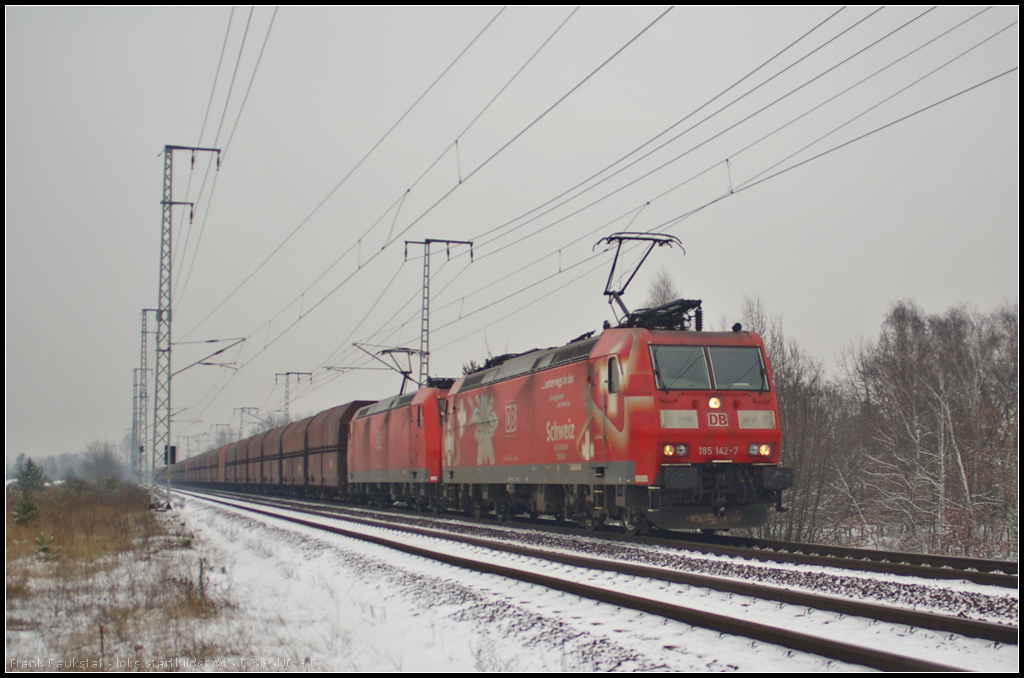 DBSR 185 142  Edelwei  und 185 069 mit einem Erz-Zug am 28.01.2014 in der Berliner Wuhlheide