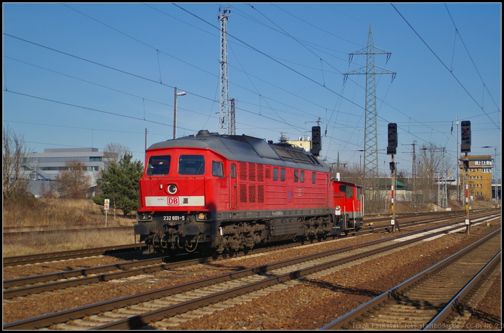 DBSR 232 601 mit 335 006 (DB Schenker Rail Duisburg) als ungleiches Paar am 24.02.2014 durch Berlin Schönefeld Flughafen nach Seddin