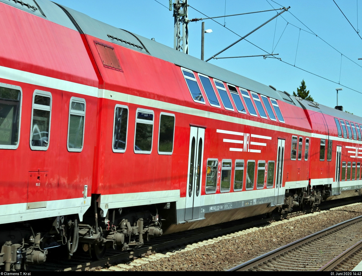 DBuza 747.4 (50 80 25-33 022-8 D-WFL) der Wedler Franz Logistik GmbH & Co. KG (WFL) ist eingereiht in einer Überführungsfahrt der WFL von Wustermark nach Erfurt und durchfährt, zusammen mit vier Loks sowie 13 weiteren Wagen, den Hp Zscherben auf der Bahnstrecke Halle–Hann. Münden (KBS 590).
Anlass der Fahrt ist die Bereitstellung von Fahrzeugmaterial für den Ersatzverkehr der Abellio Rail Baden-Württemberg GmbH.
[1.6.2020 | 15:42 Uhr]