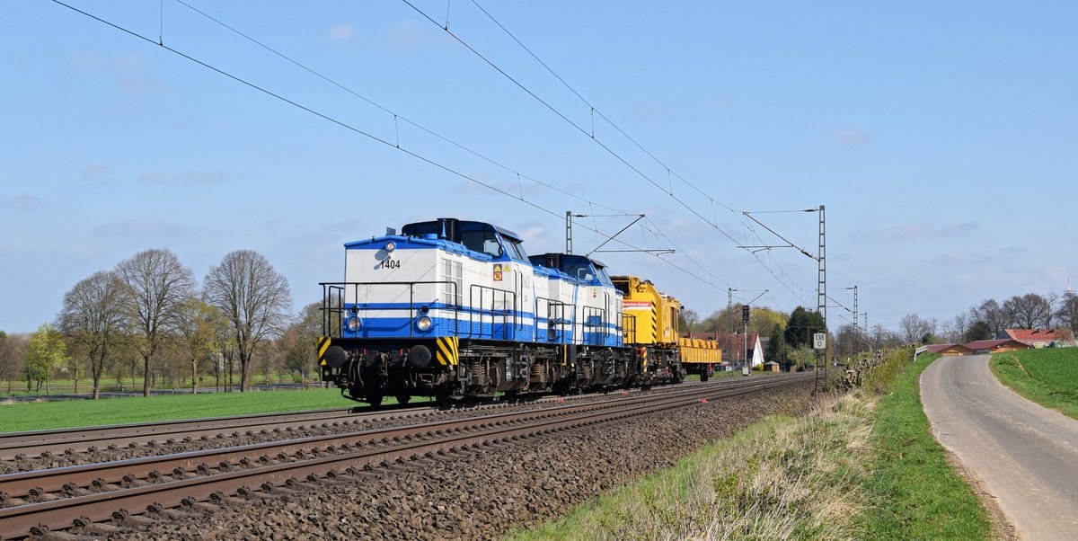 D&D 1404 (203 221) + 1401 (203 205) sind mit einem Gleisbauschienenkran und einem  Schutzwagen der DB Bahnbau-Gruppe am 03.04.17 zwischen Bohmte und Ostercappeln in Richtung Osnabrück unterwegs.