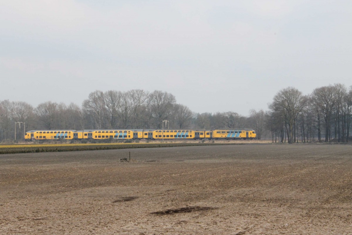 DD-AR 7826 mit Regionalzug 9635 Nijmegen-Deurne bei Vlierden am 31-3-2013.