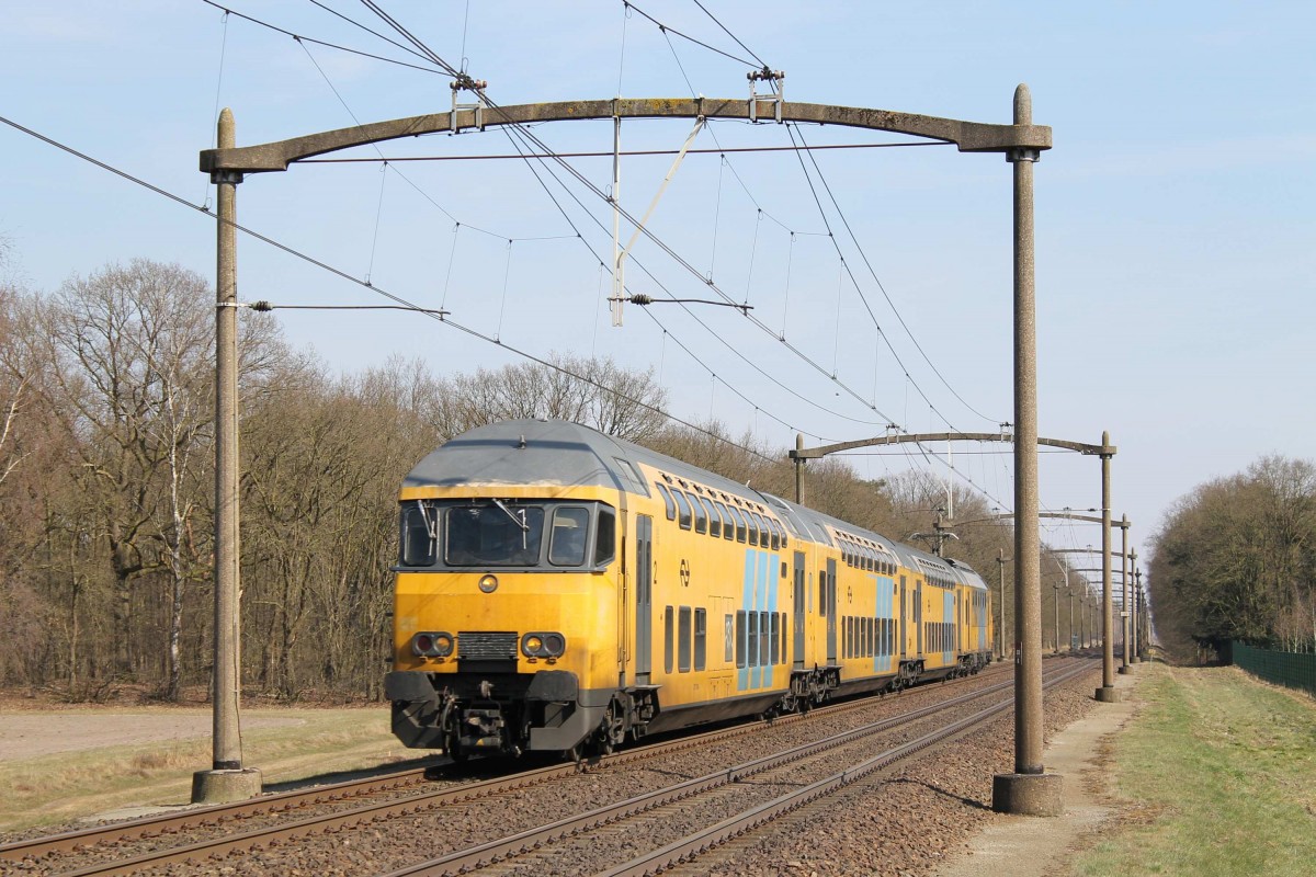 DD-AR 7854 mit Regionalzug 9656 Deurne-Nijmegen bei Vlierden am 1-4-2013.