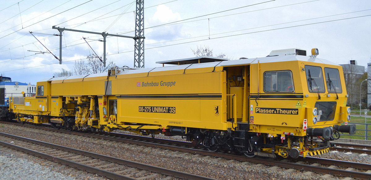 D&D Eisenbahngesellschaft mbH, Hagenow  1701  mit der DB Bahnbau Gruppe Gleisstopfmaschine vom Typ P&T 08-275 UNIMAT 3S  USM 165  Name:  Berlin  (D-DB 99 80 9424 032-7) am Haken setzt am 14.04.21 Richtung Potsdam Hbf. im Bf. Golm um. 