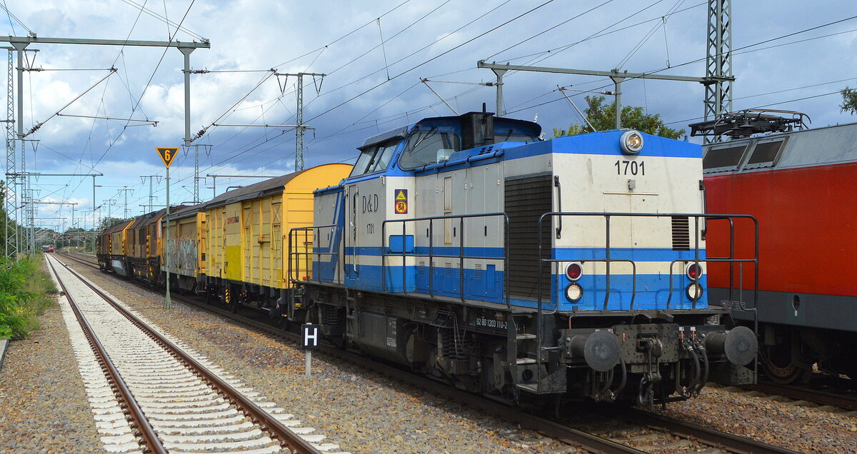 D&D Eisenbahngesellschaft mbH, Hagenow  mit ihrer Lok  1701  [NVR-Nummer: 92 80 1203 110-2 D-DUD] und der Schienenschleifmaschine RG 48 der Fa Schweeerbau am Haken am 15.09.22 Durchfahrt Bahnhof Golm.