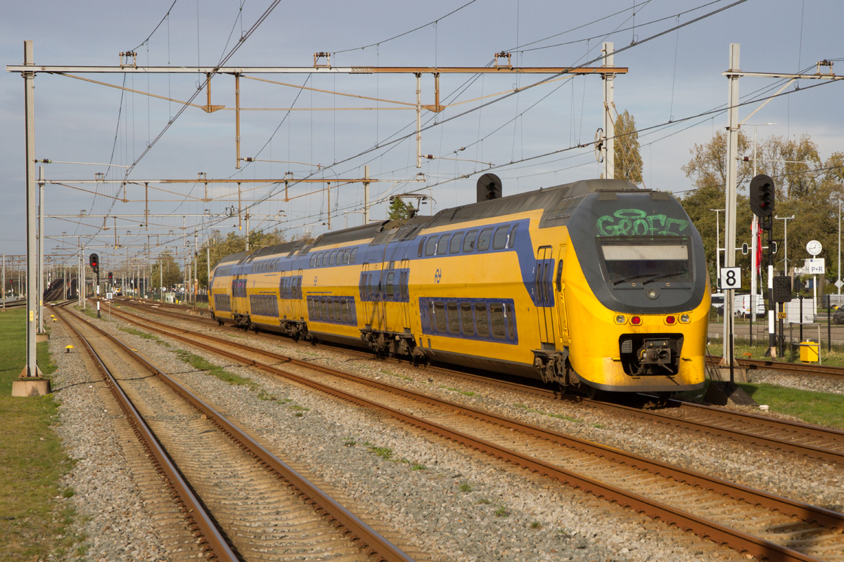 DD-IRM Triebzug verlässt Bahnhof Zaandam in Richtung Alkmaar, am 03.11.2022.