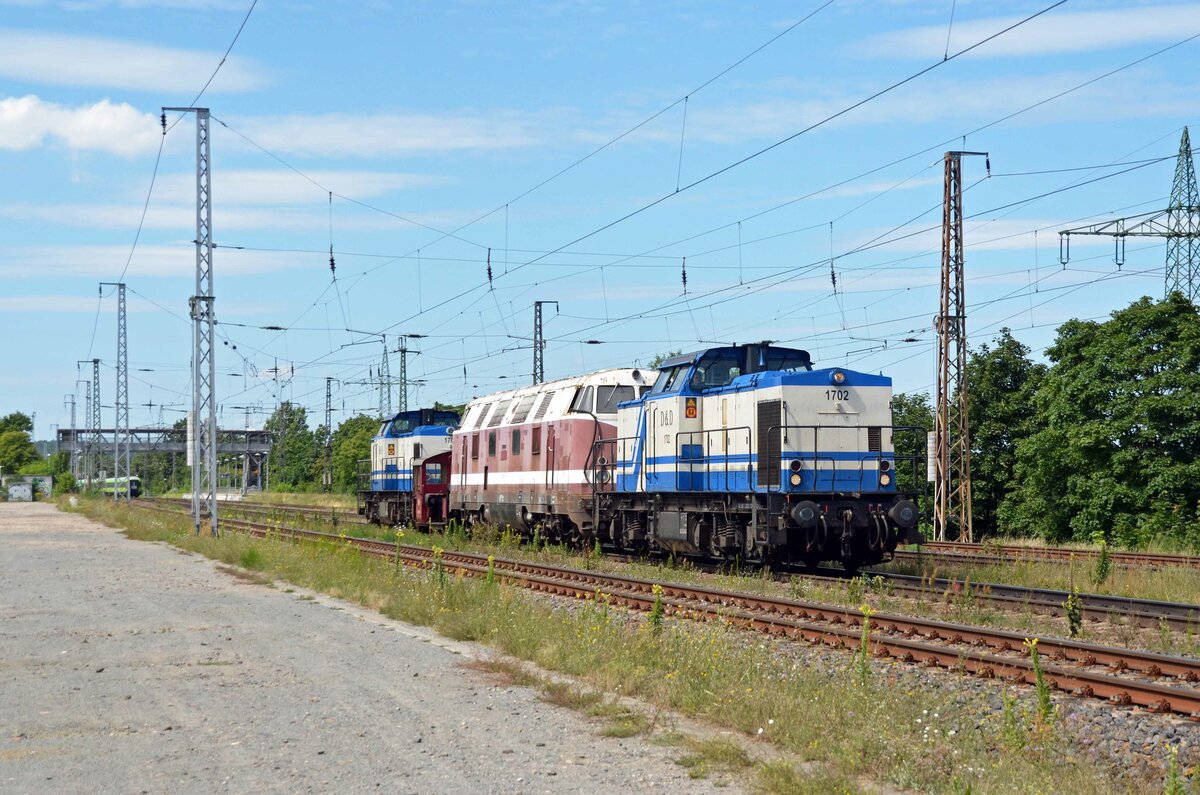 D&D überführte mit ihren Dieselloks 203 130 und 203 110 am 14.08.21 die bisher in Hagenow Land abgestellte 228 705 nach Wittenberg. Hier pausiert die Überführung in Saarmund um eine Kontrolle an den geschleppten Loks durchzuführen. Bei der Köf handelt es sich um 322 613.