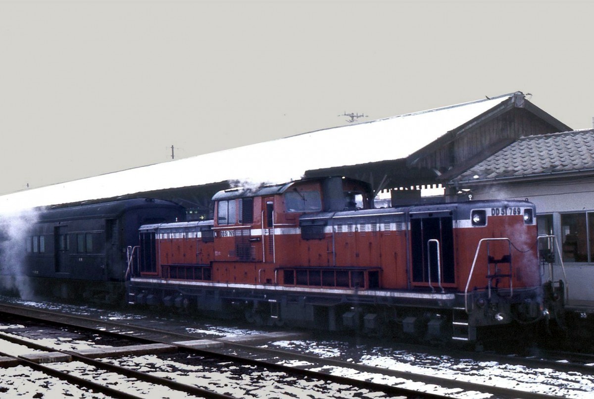 DD51 mit Dampfheizung. Diese archaische Szene bot sich noch am 10.Februar 1977 in Kizu in der Nähe der Stadt Nara. Lok DD51 769. 