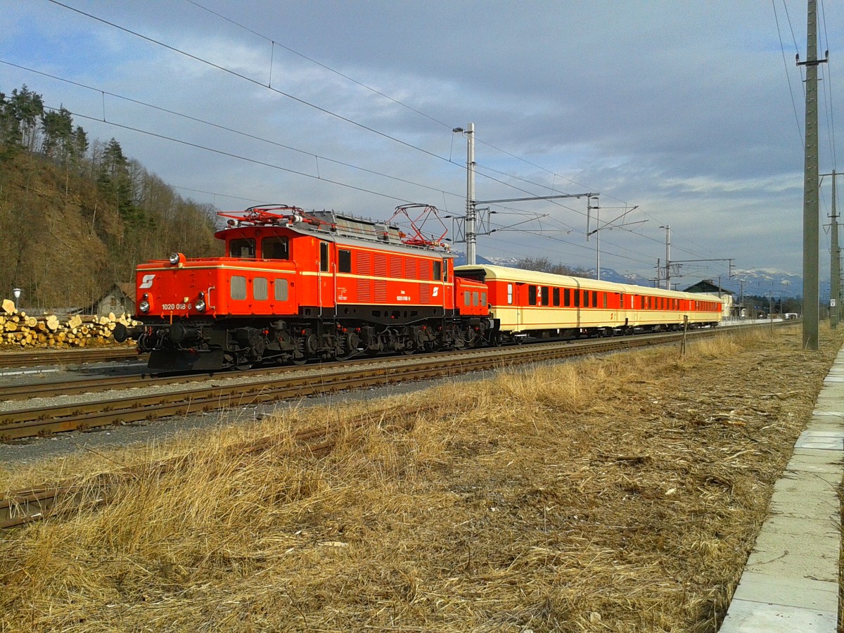 DDie 1020 018-6 der Lienzer Eisenbahnfreunde am 1.3.2015 mit SGAG 96588 von Ebenfurth nach Lienz. Mit dabei hat sie drei in Ungarn neu restaurierte Schlierenwagen. Hier zu sehen bei einem kurzen Aufenthalt im Bahnhof Mllbrcke-Sachsenburg.