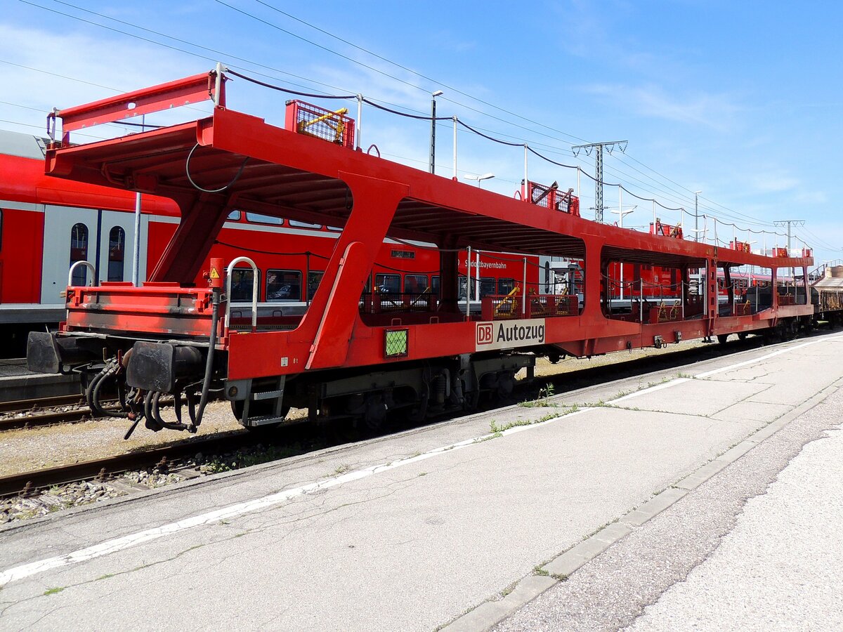 DDm (<u>A</u>-DB 51819870002-4) im Einsatz für DB-Autozug am Bhf. München-Ost; 150508
