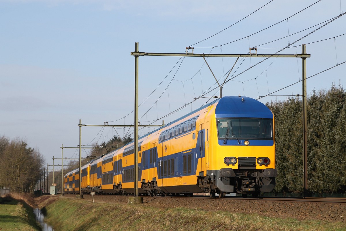 DDZ 7515 und 7522 mit IC 1931 Den Haag CS-Venlo bei Deurne am 25-2-2015.