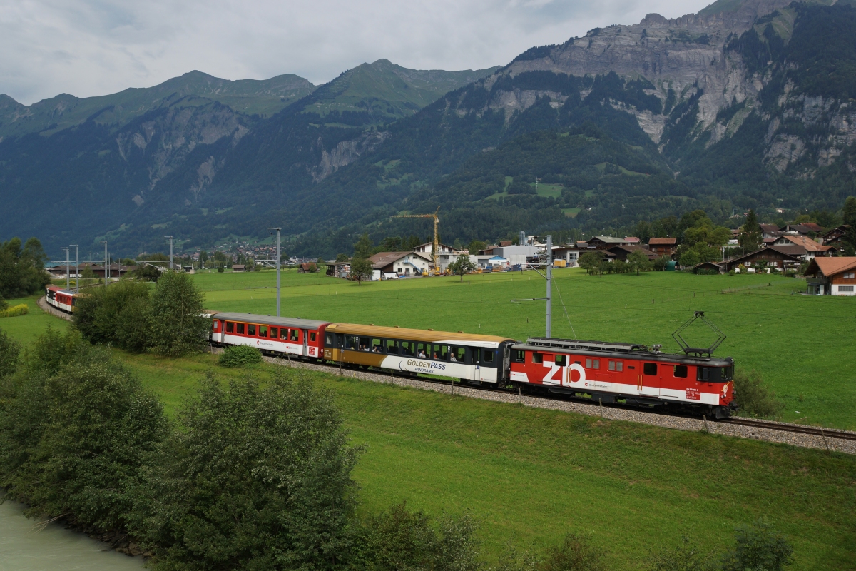 De 110 002-3 befindet sich am 24.08.2013 bei Brienz.
