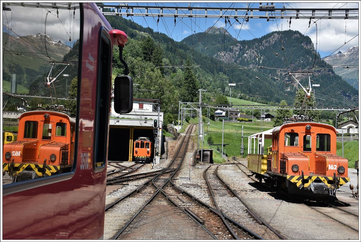 De 151 und Ge 162 sond die beiden Oldtimerrangierloks von Poschiavo. ABe 8/12 3510 fährt in Kürze in die 70 Promille Steigung Richtung Berninapass ab. (17.07.2016)