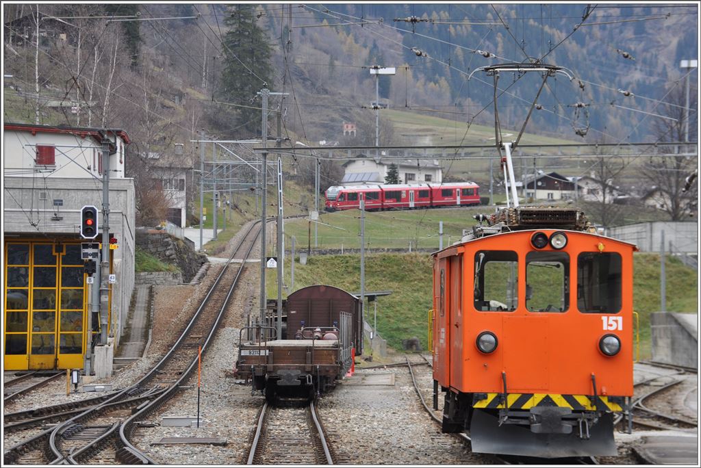 De 151 und R1648 mit Allegra 3515 Richtung Berninapass. (28.11.2015)