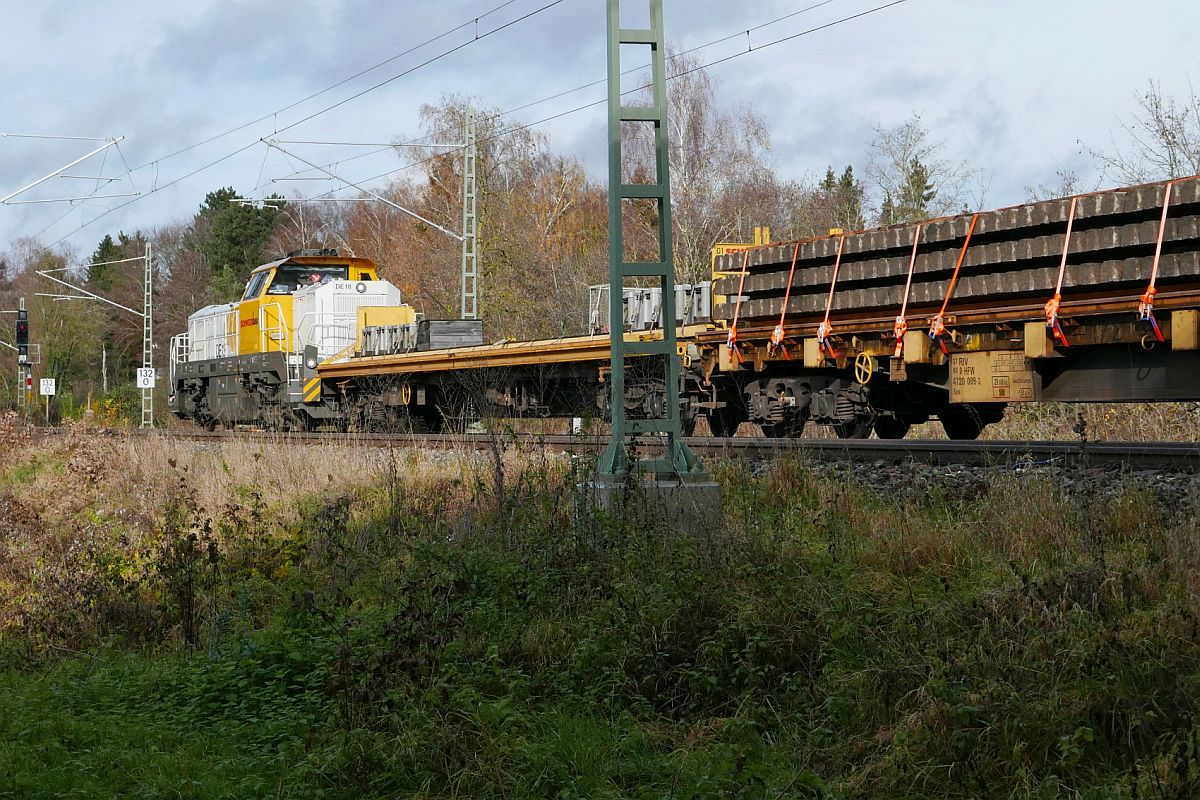 DE 18 / 4185 023-3 der SCHWEERbau mit dem Gleisumbauzug MATISA P 95 am Haken und der Arbeitsrichtung Biberach Süd - Bahnhof Biberach (Riß) am 27.11.2019.