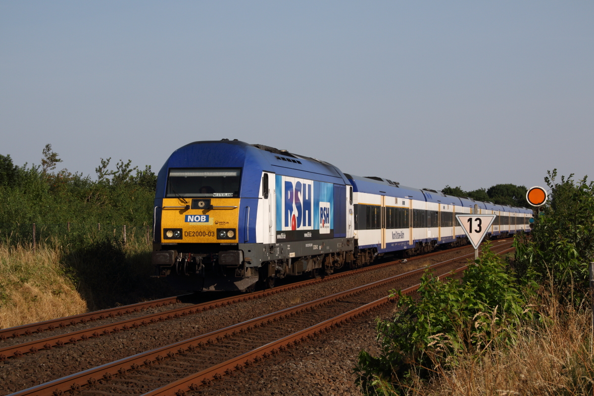 DE 2000-03 (223 055-5) mit NOB 81720 von Hamburg-Altona nach Westerland erreicht in Kürze den Bahnhof Niebüll. Fotografiert am 19.07.2015 zwischen Risum-Lindholm und Niebüll. 