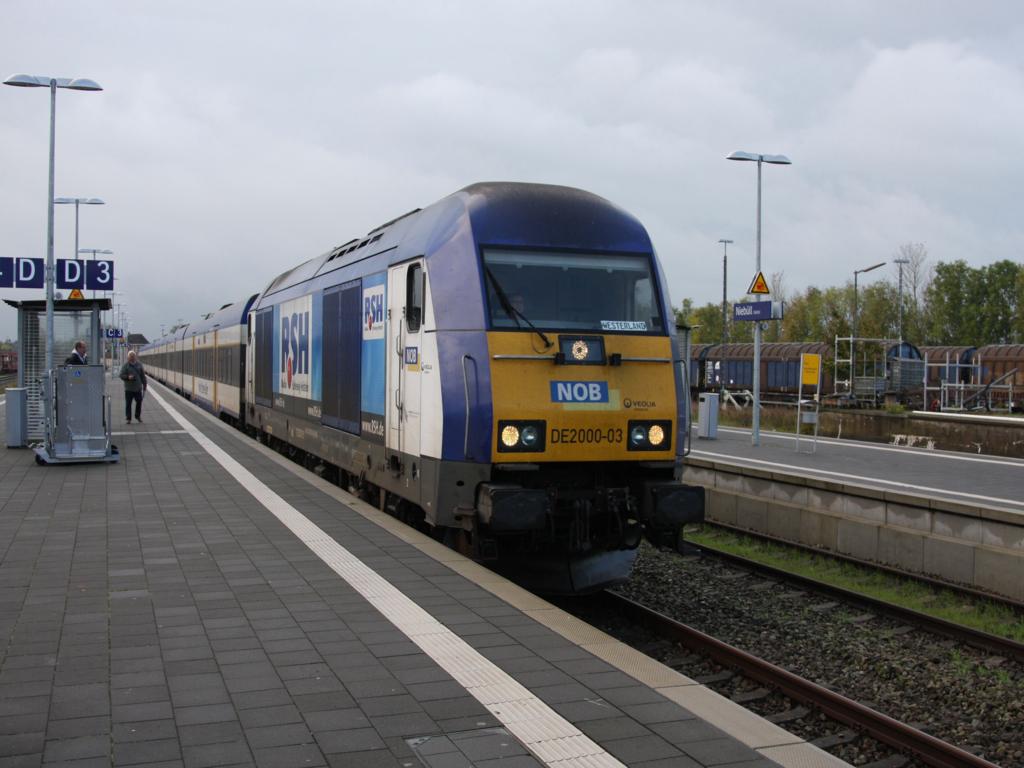DE 2000-03 mit Schleswig Holstein Werbung fährt mit NOB Personenzug nach Westerland am 17.10.2014 um 9.54 Uhr in den Bahnhof Niebüll ein.