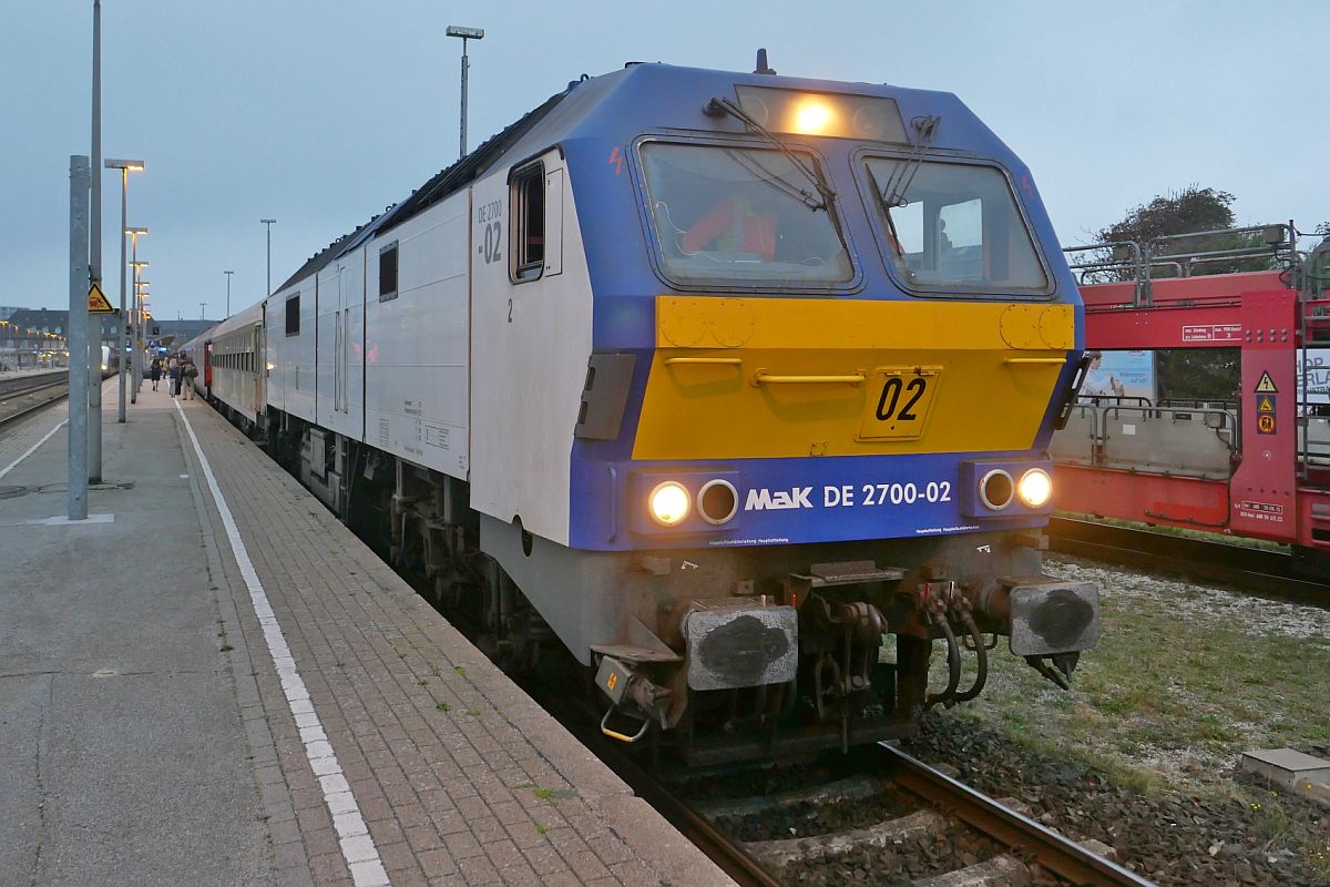 DE 2700-02 / 251 002-2 mit den Wagen des ALPEN-SYLT Nachtexpress von Westerland nach Konstanz/Salzburg am 11.09.2021 im Bahnhof von Westerland (Sylt)