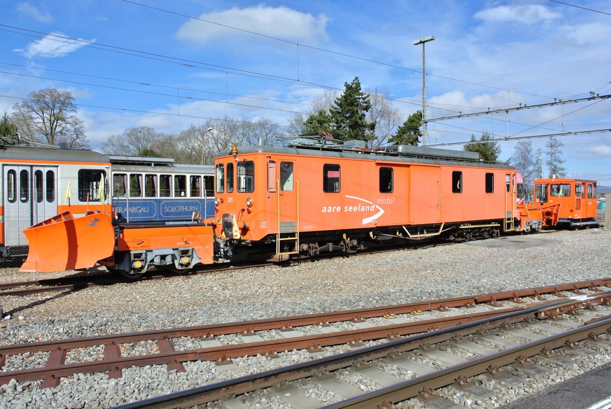 De 4/4 321 (ex. SZB) mit den Schneepflügen X 194 und X 195 abgestellt in Langenthal, 28.02.2014.
