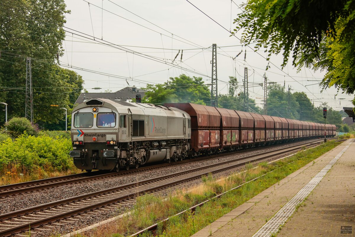 DE 62 RheinCargo mit Kohlezug in Hilden, Juli 2021.