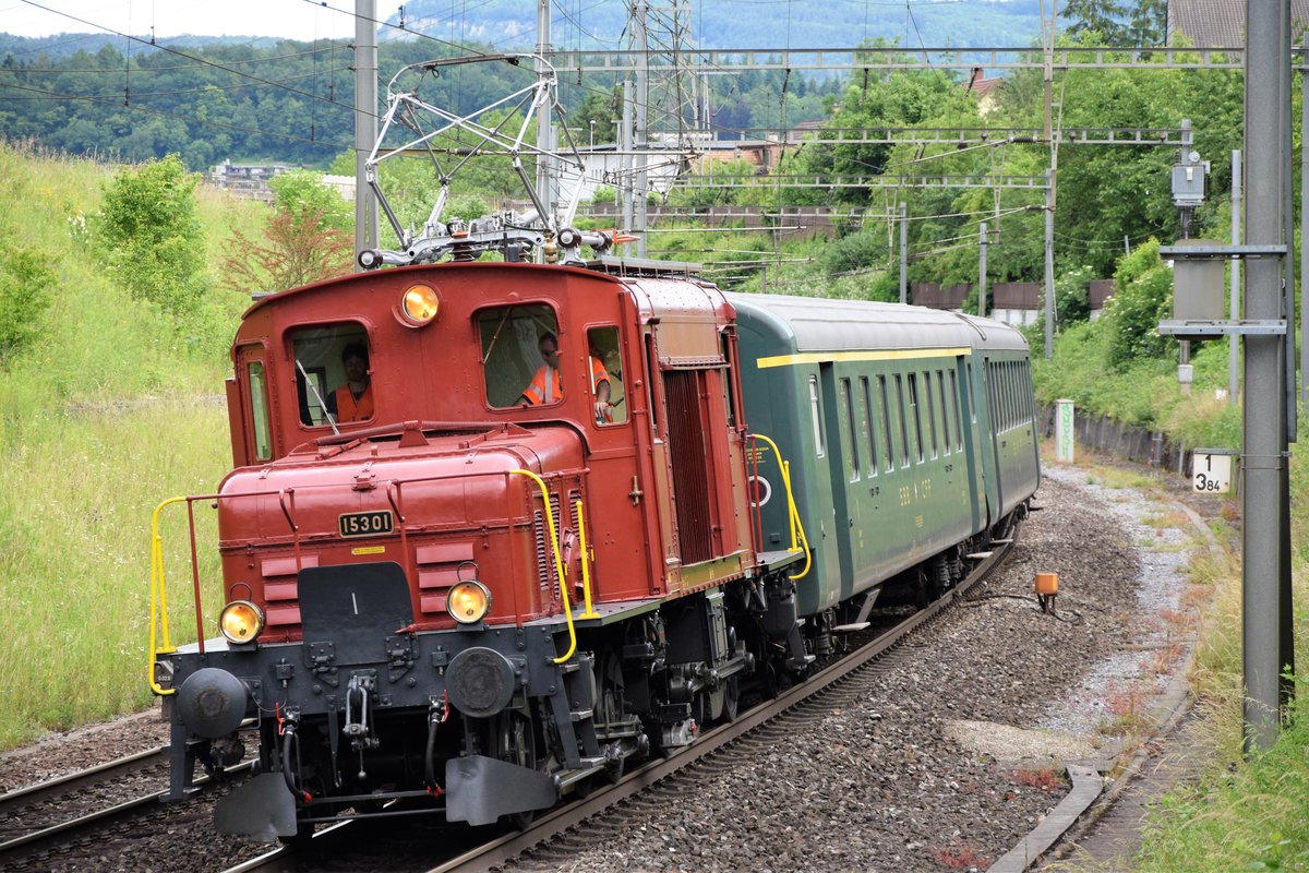 De 6/6 15301 des Vereins Historische Seethalbahn am 15.06.2019 auf dem Weg von Brugg nach Hochdorf via Rotkreuz - Luzern mit zwei vom Verein Mikado geliehenen Wagen. Aufgenommen kurz nach Verlassen von Brugg.