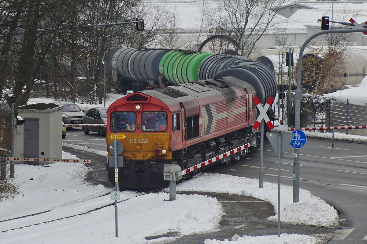DE 669 der HGK verlsst mit leeren Kesselwagen am 03.12.2010 das Industriegebiet Friedrichshafen auf der Fahrt nach Friedrichshafen Gbf.